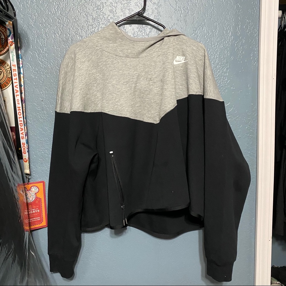 Nike semi cropped sweater